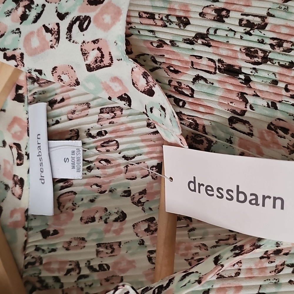 Dressbarn Pleated Animal Print Blouse with Flared Sleeves – NWT, Size S - Picture 3 of 4